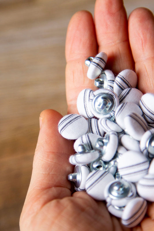 1/2" (1,3 cm) Grey and White Stripe Button