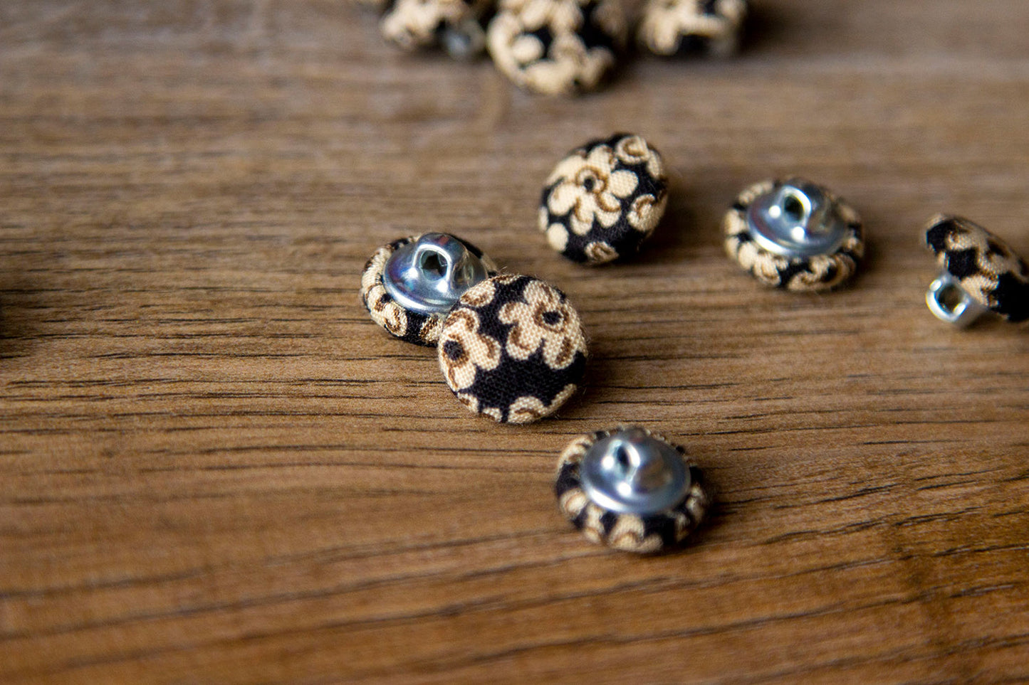 1/2" (1,3 cm) Brown Floral Button