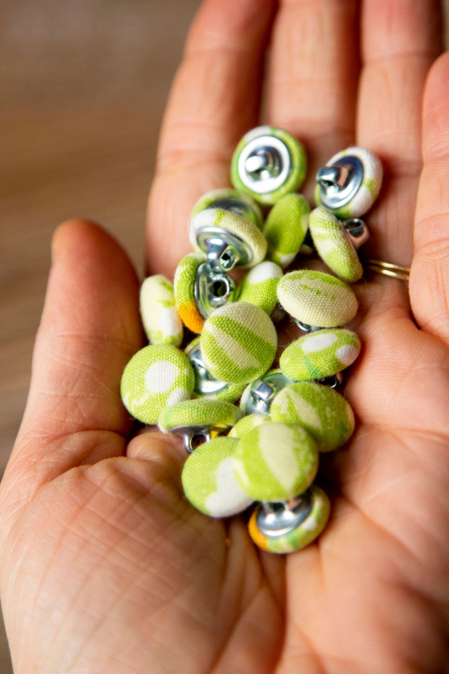 1/2" (1,3 cm) Soft Green Floral Button