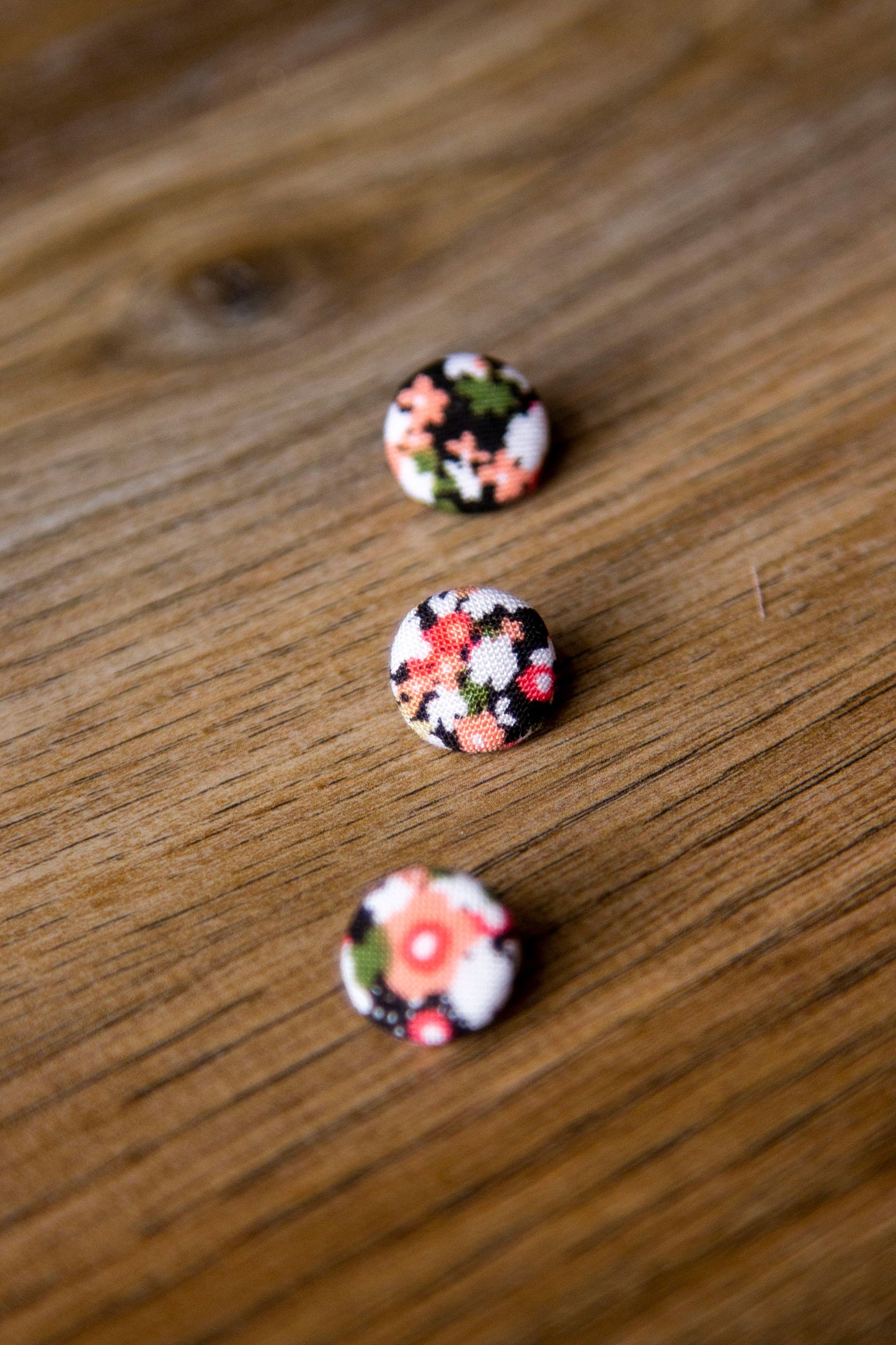 1/2" (1,3 cm) Black Floral Button