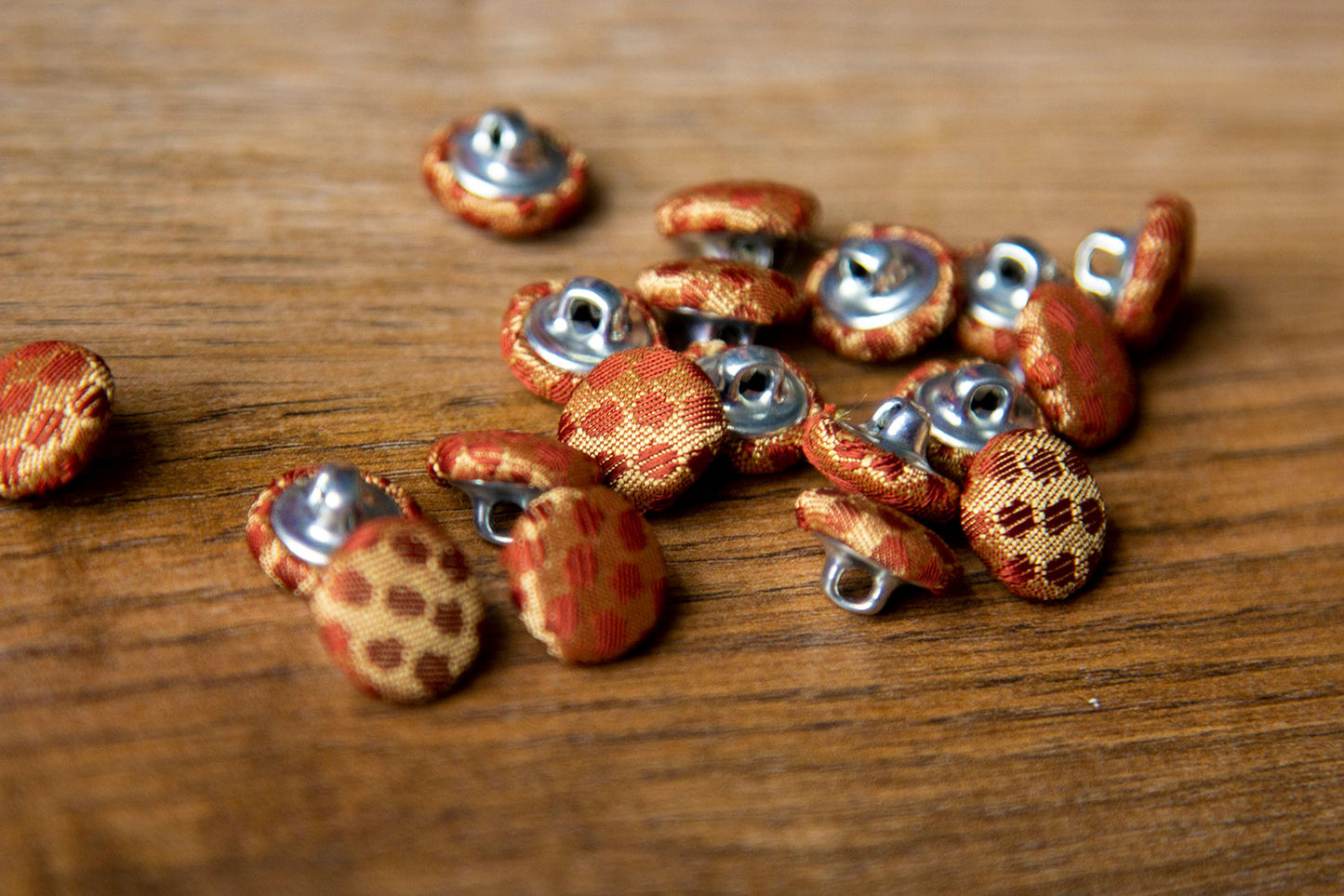 1/2" (1,3 cm) Gold + Maroon Button