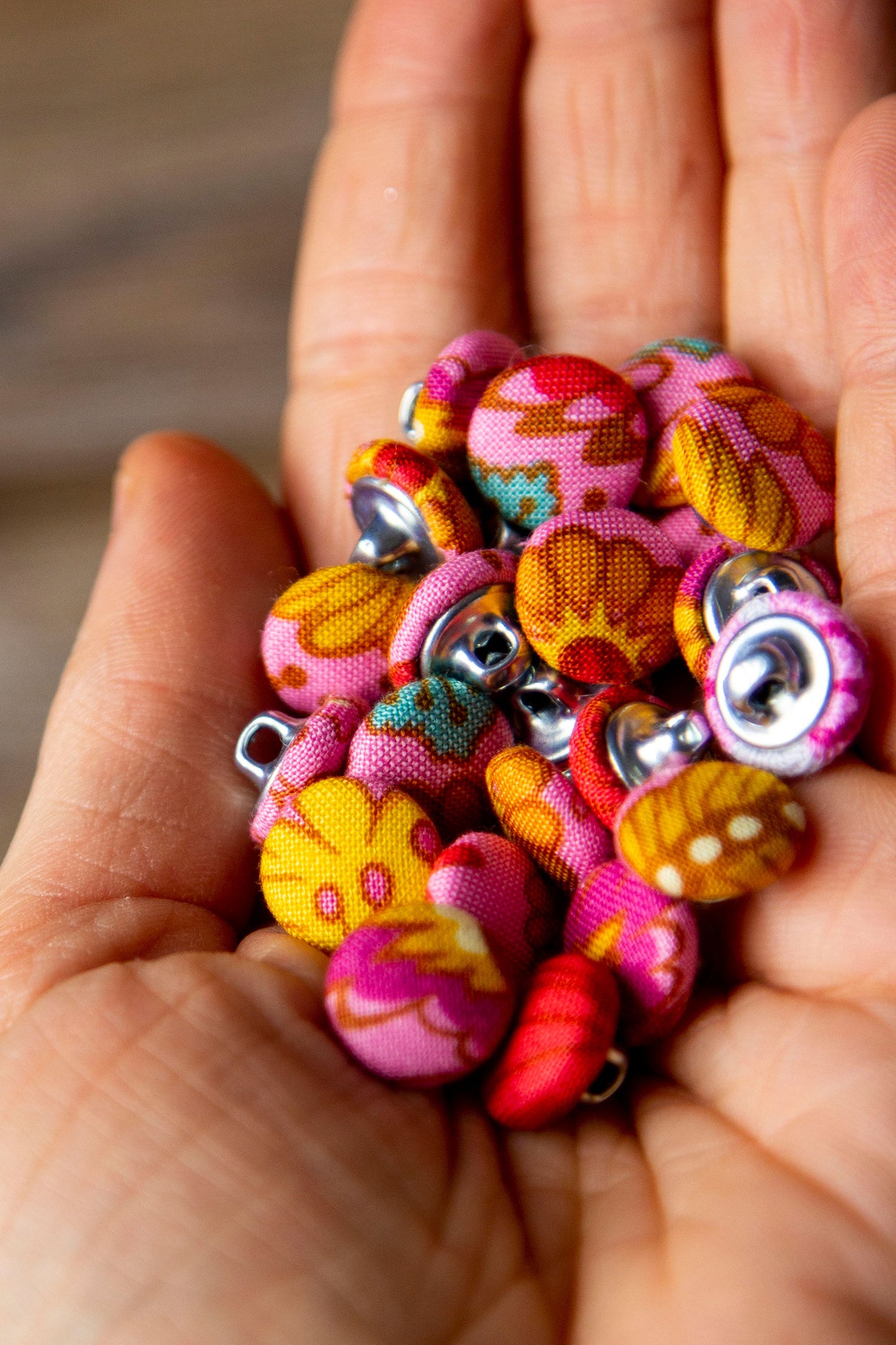 1/2" (1,3 cm) Abstract Floral Button