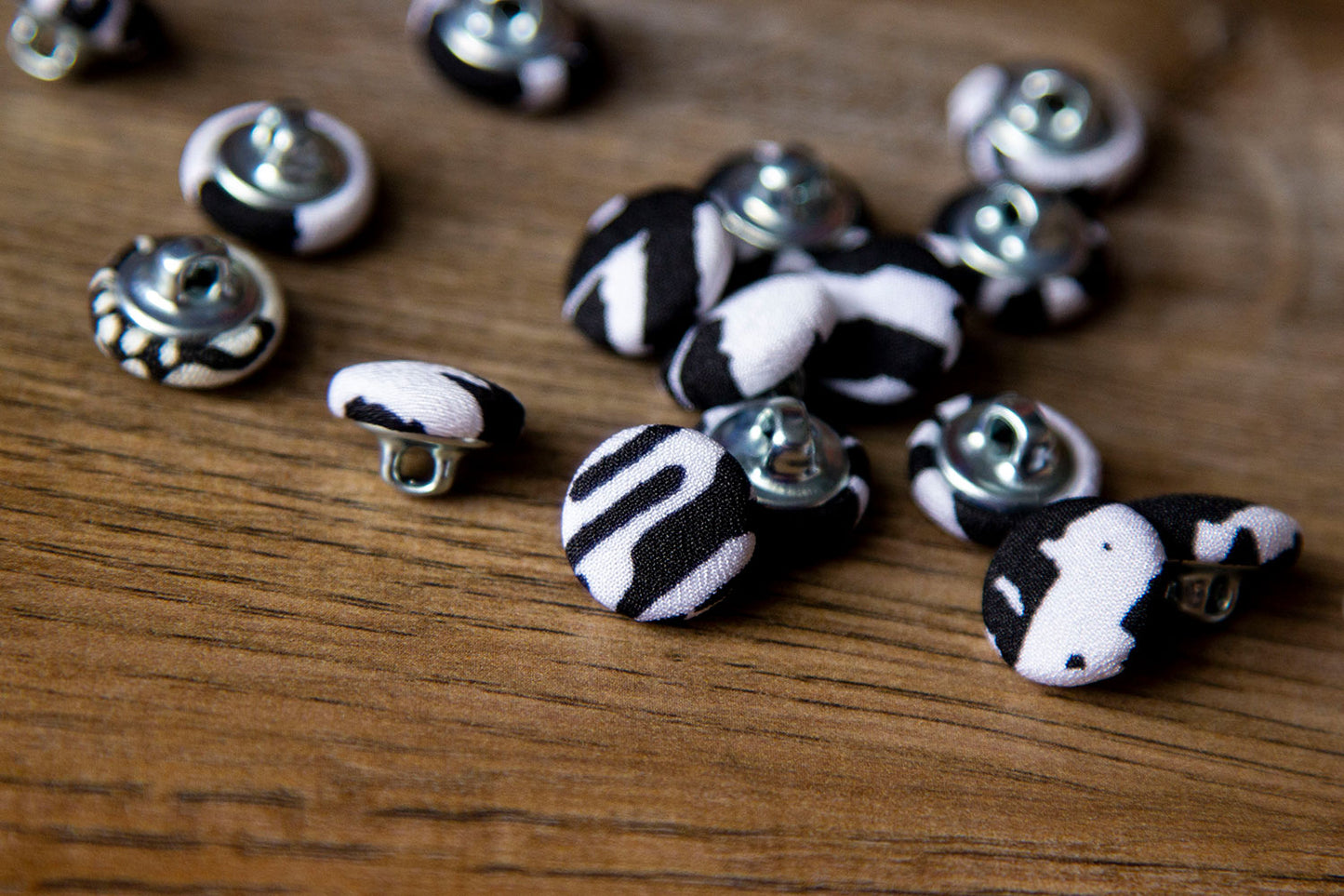 1/2" (1,3 cm) Black + White Abstract Button