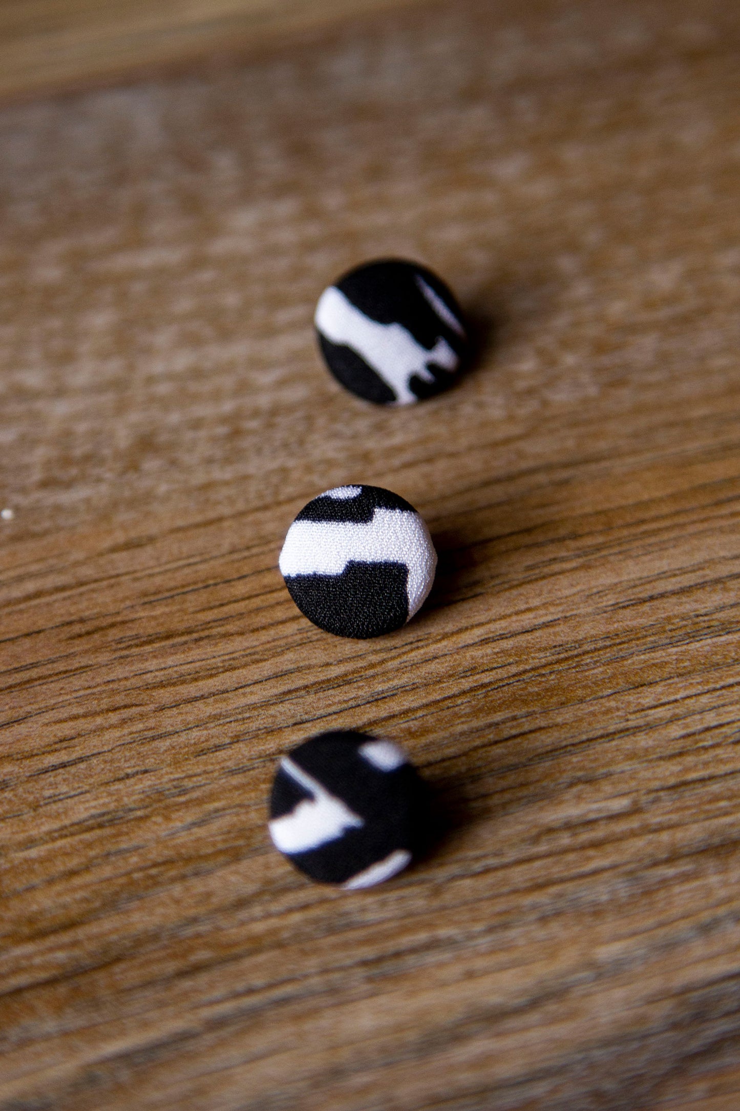 1/2" (1,3 cm) Black + White Abstract Button
